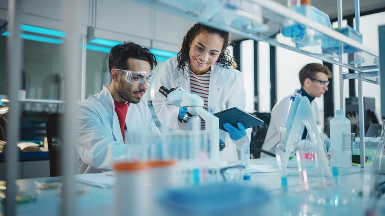 Bridge the gap between university knowledge and societal challenges
