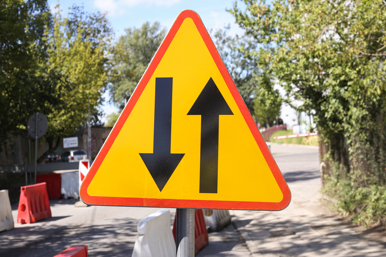 Street sign showing arrows pointing in opposite directions