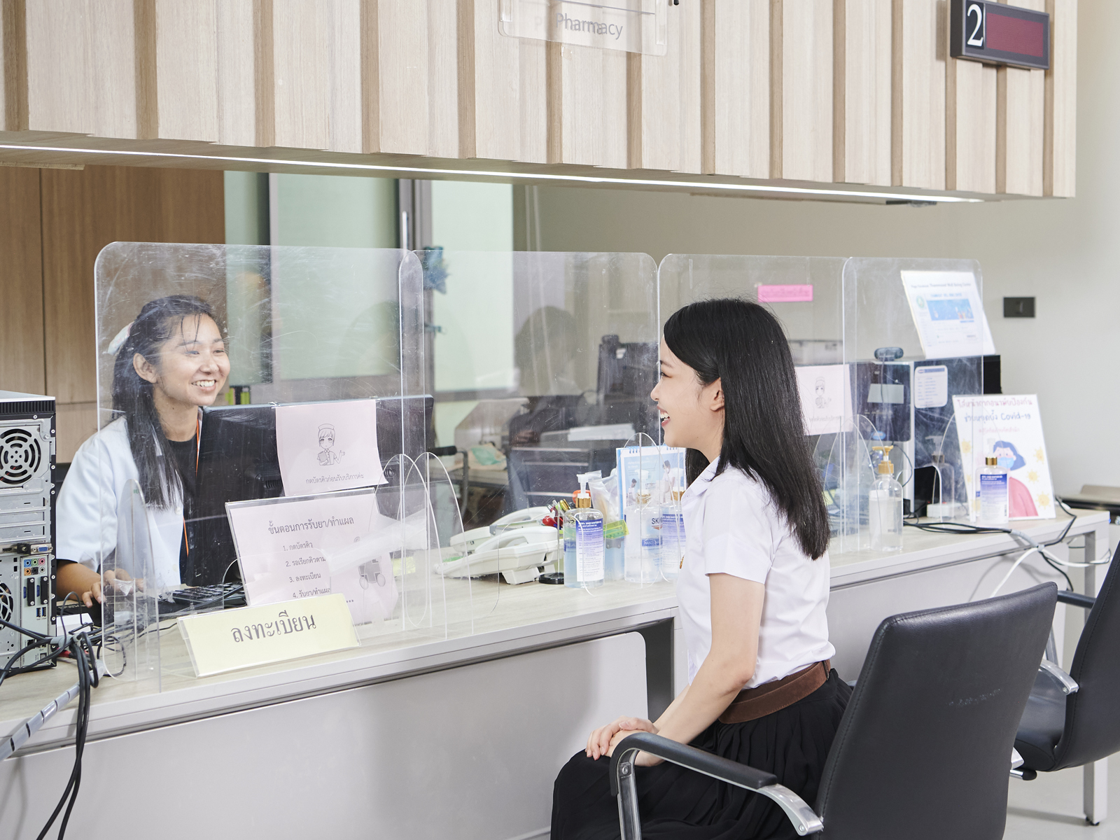 Student speaking to a pharmacist