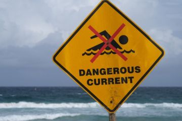 A sign in Australia reading "dangerous currents"