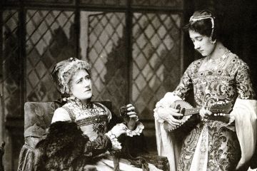 Edith Craig with her mother Ellen Terry