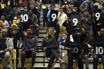  Judges give their scores.