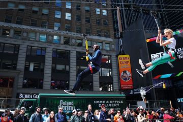 Two people ride a zipline in New York City to illustrate US lawmakers encouraging three-year degree experiments