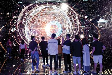 University students visit the Huainan Big Data Exhibition Center in Huainan.