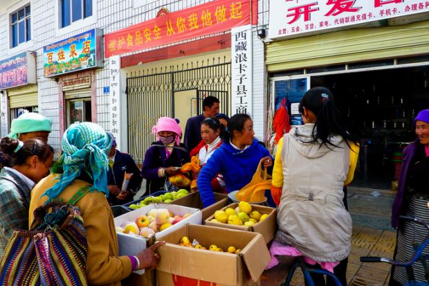  View on daily life in a city in Tibet.