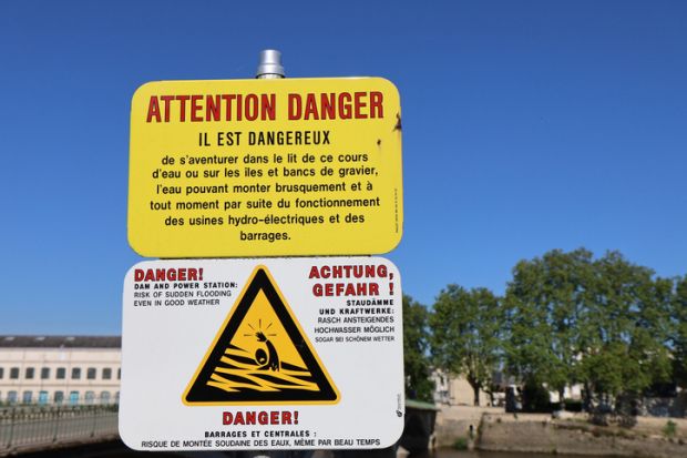 French sign warning of the danger of swimming