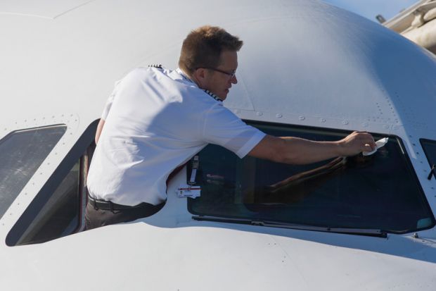 Pilot cleaning window