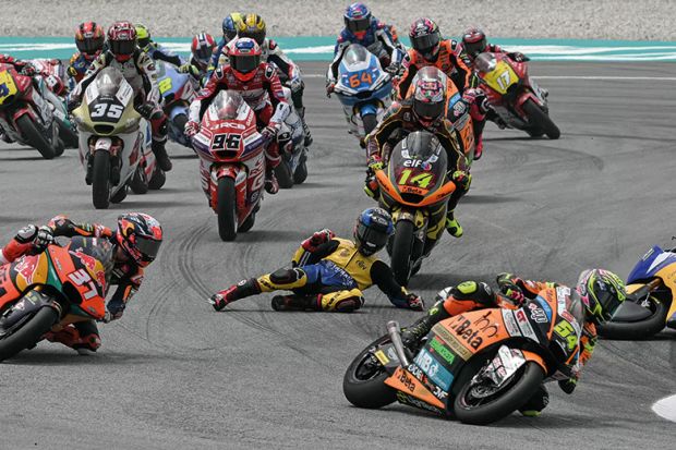Image of a motorcycle race to illustrate the competitiveness among institutions for August 2024 student recruitment